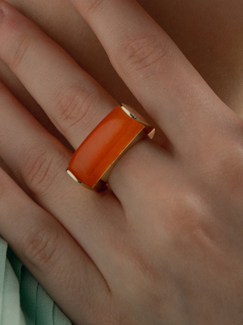 Anillo con piedra tono naranja en forma rectangular