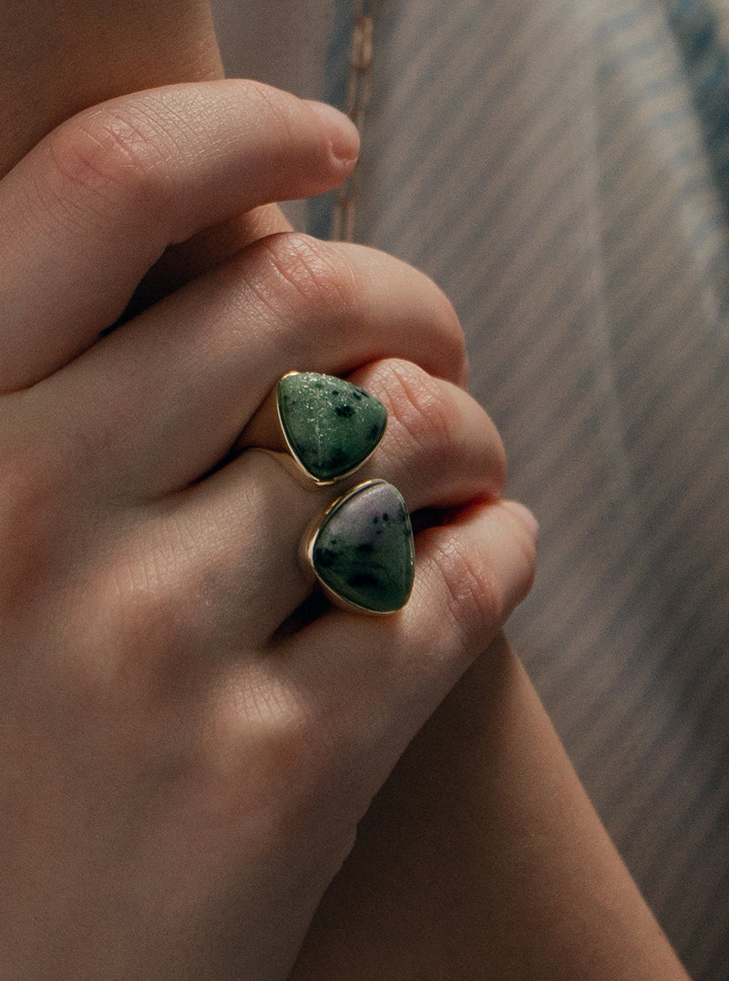 Anillo con piedra labradolita diseño triangular abierto