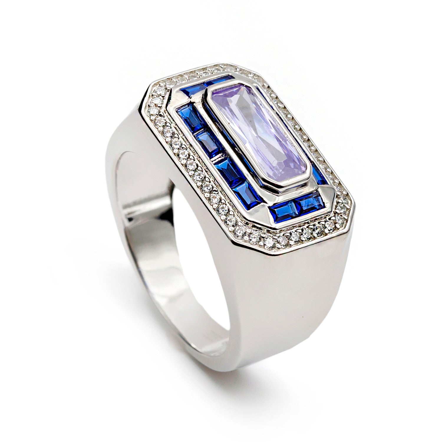 Bagues serties de pierres, avec une gemme centrale de couleur lavande.