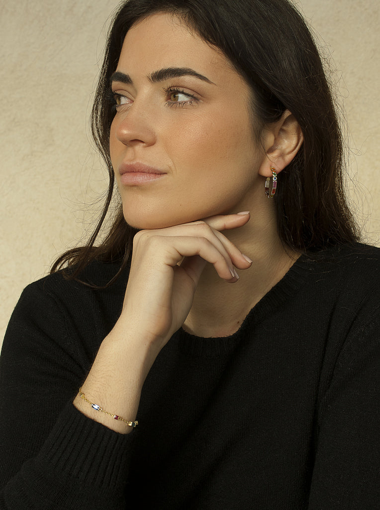 Pulsera con gemas multicolor de diversas formas