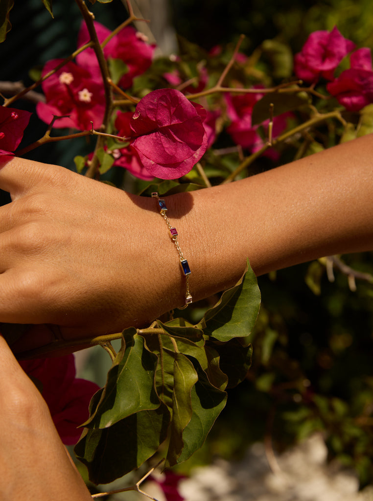 Pulsera con gemas multicolor de diversas formas