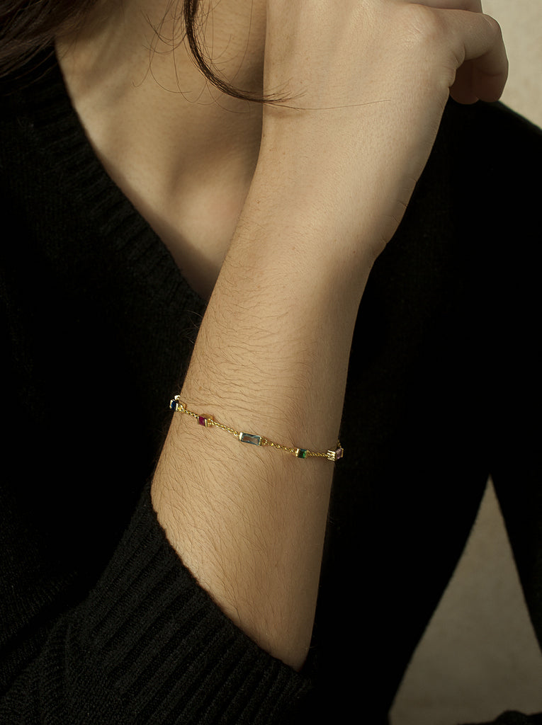 Pulsera con gemas multicolor de diversas formas