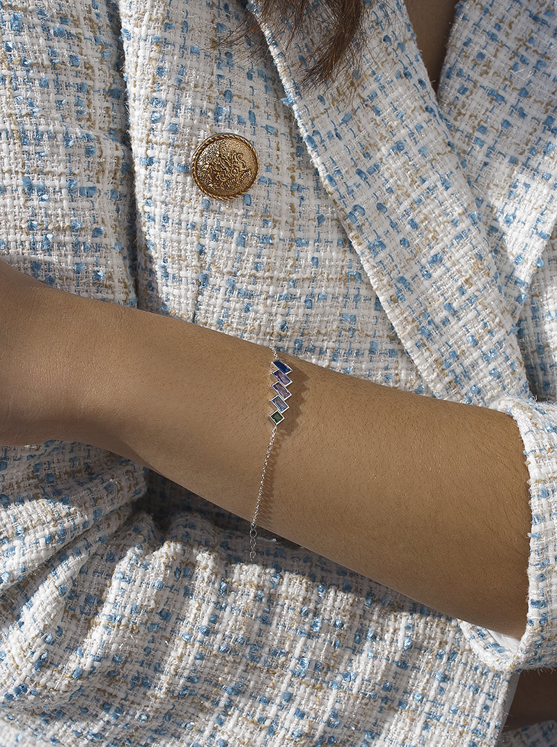 Pulsera con piedras tono azul estilo geométrico
