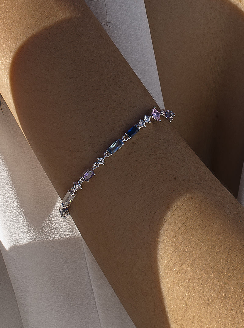 Bracelets ornés de pierres argentées colorées aux tons froids