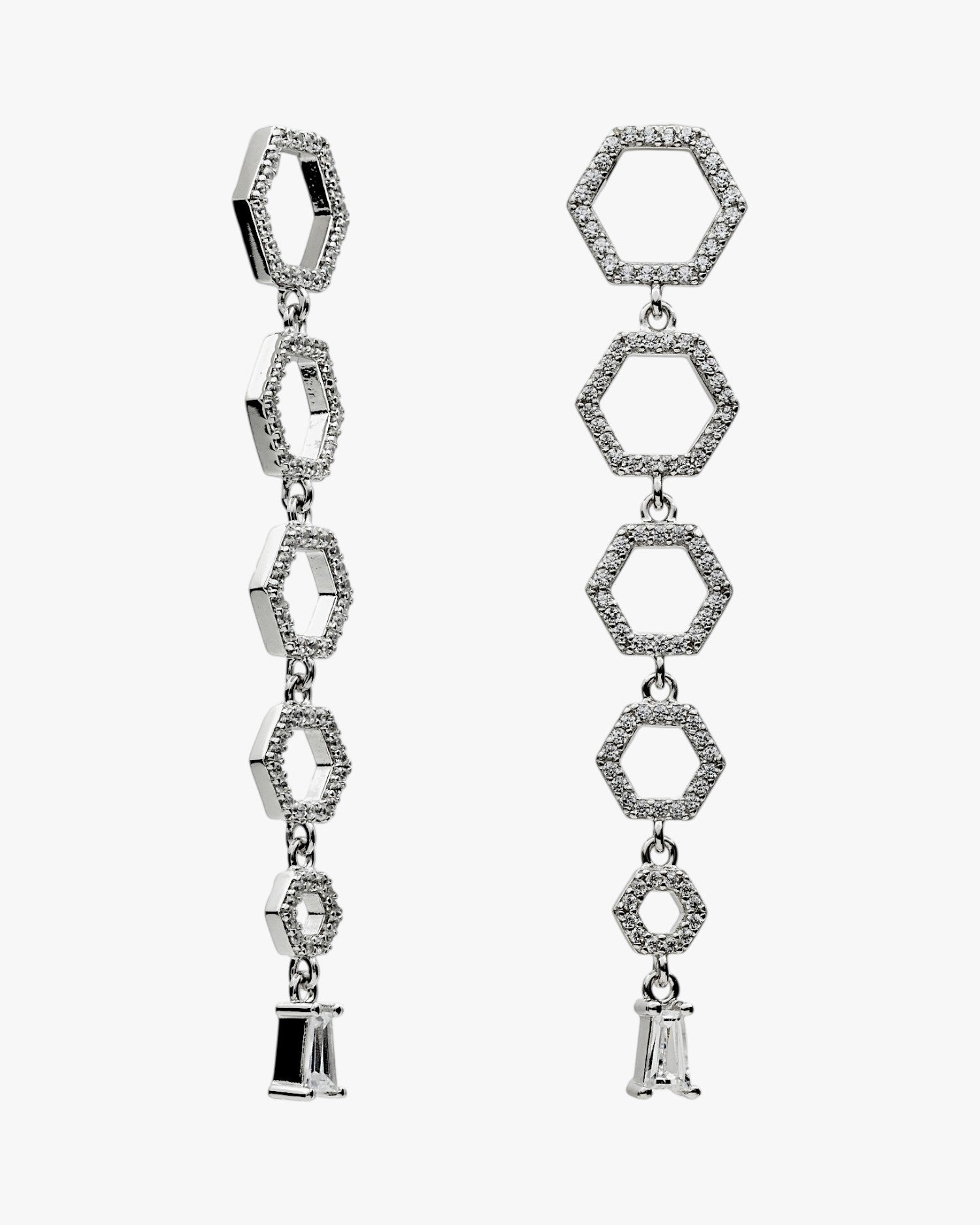 Pendientes largos de diseño geométrico con circonitas