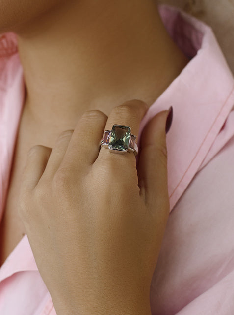 Anillo con piedras cuadradas en tonos tierra