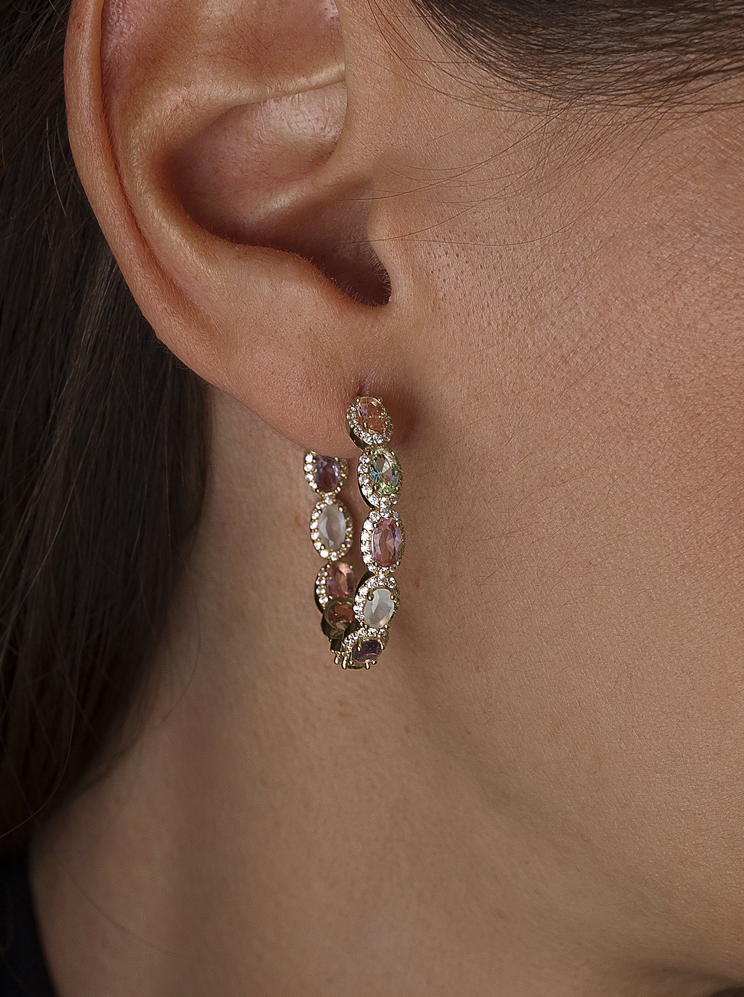 Boucles d'oreilles créoles ornées de pierres roses et de zirconiums cubiques