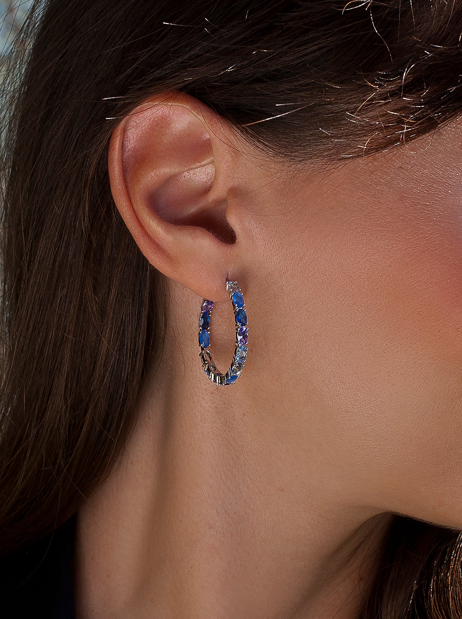 Pendientes aro con piedras en tonos azules de talla oval