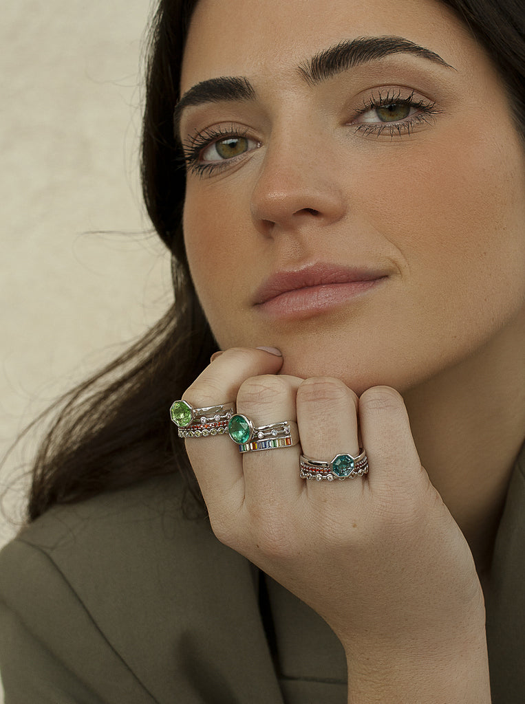 Anillos con piedras motivo hexagonal tono verde manzana