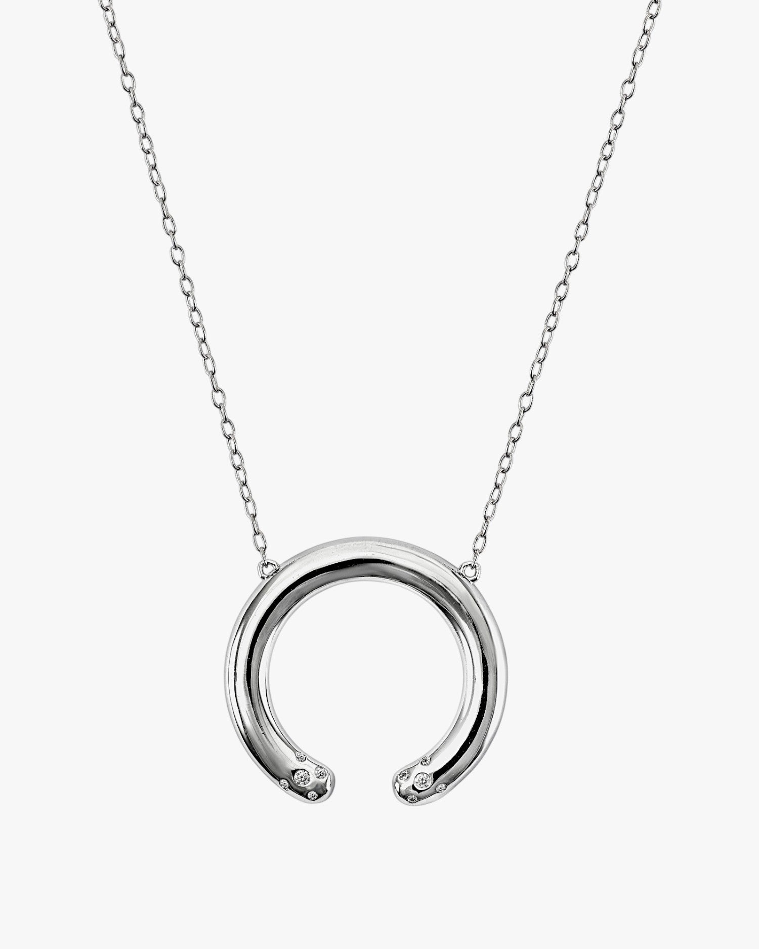 Colgante de plata diseño circular con obertura y circonitas