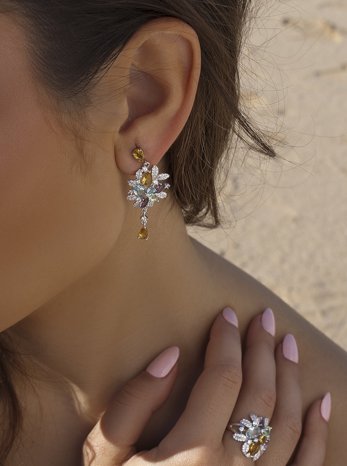 Pendientes gemas de colores barroco en motivos florales
