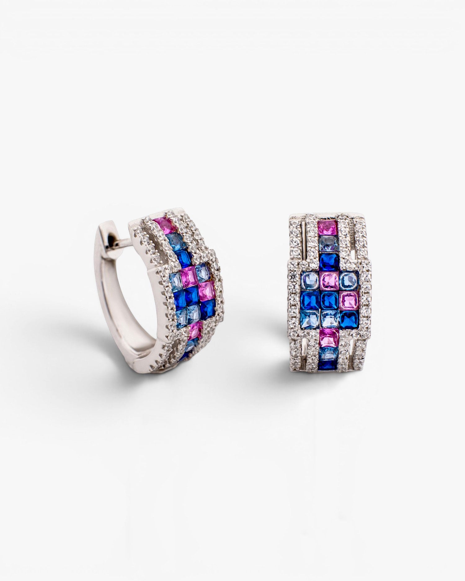Boucles d'oreilles créoles ornées de pierres dans des tons de bleu