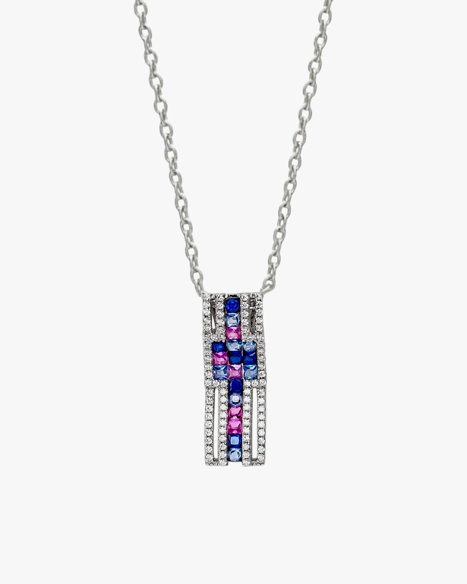 Collier orné de pierres ondulées dans des tons de bleu