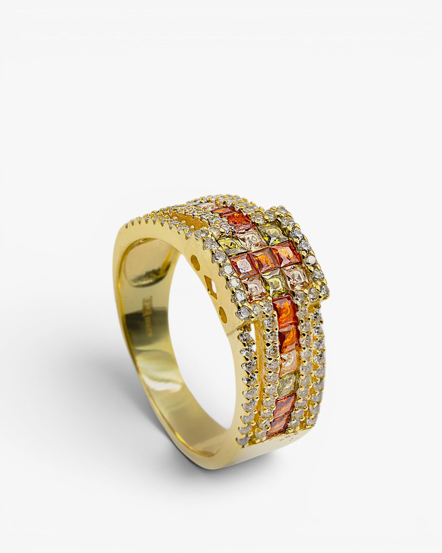Anillo con piedras en tonos cálidos anaranjados