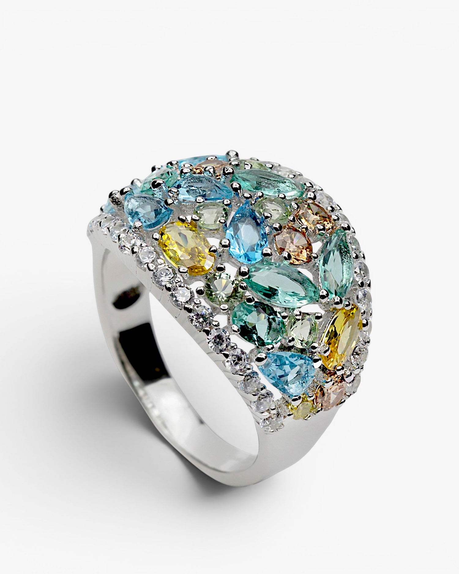 Anillo con piedras barroco en tonos fríos