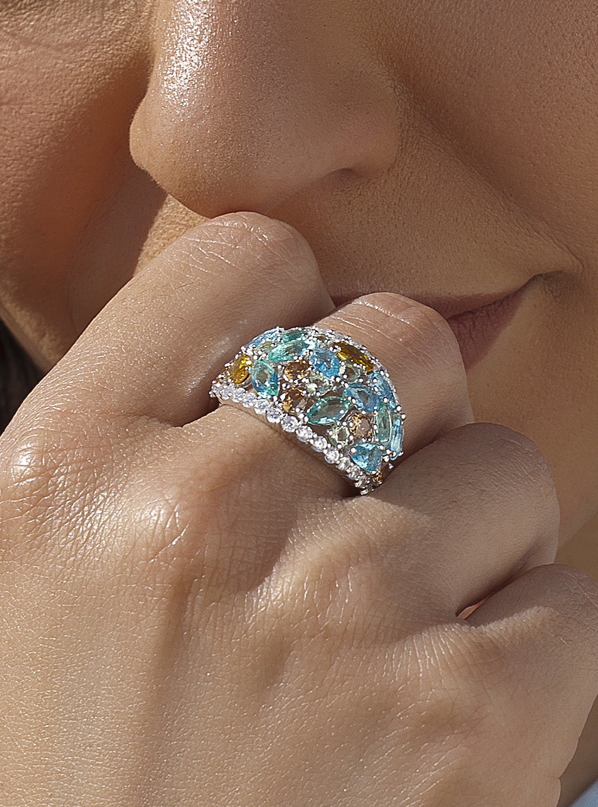 Anillo con piedras barroco en tonos fríos