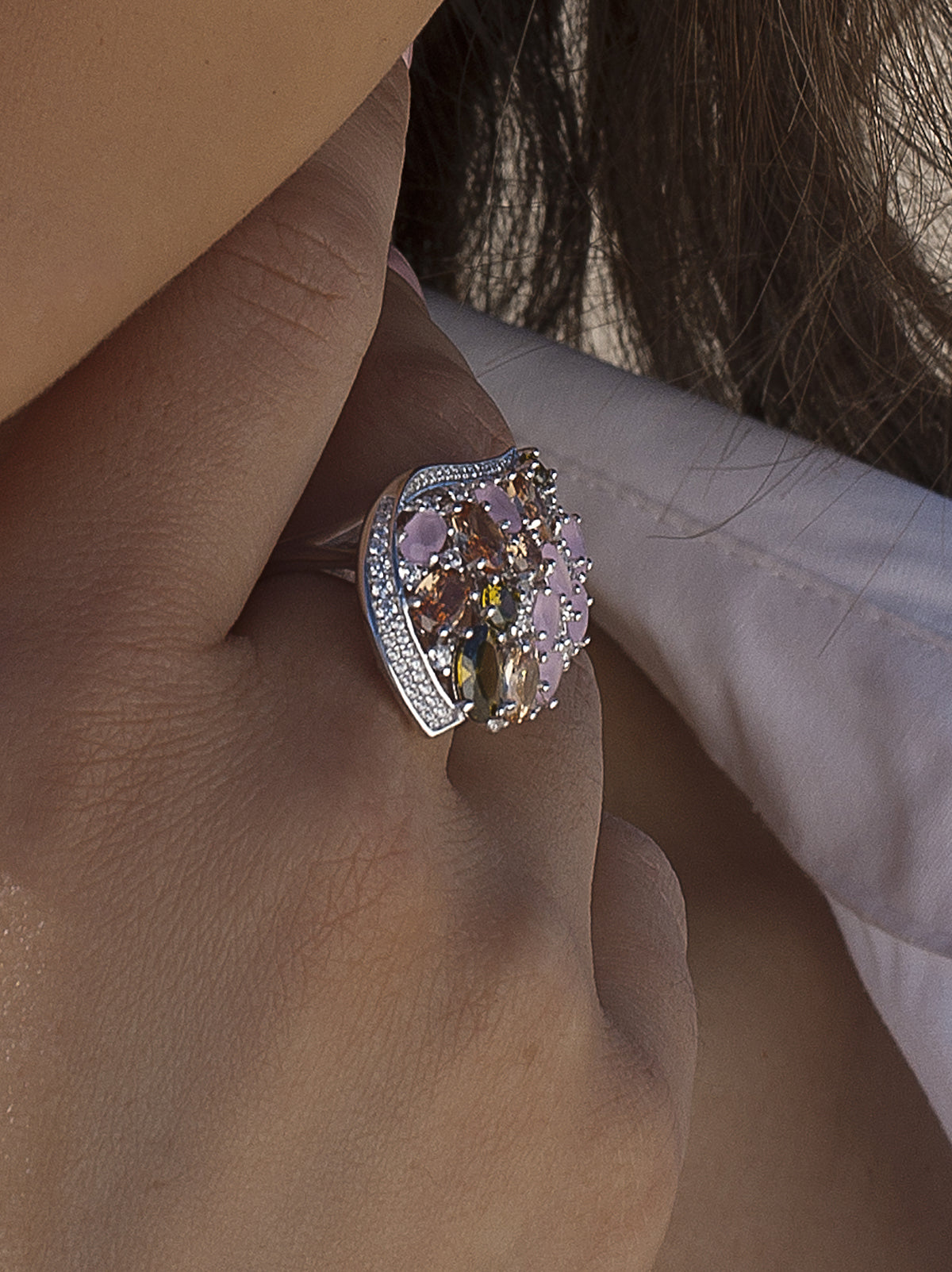 Anillo con piedras diseño barroco con tonos romanticos
