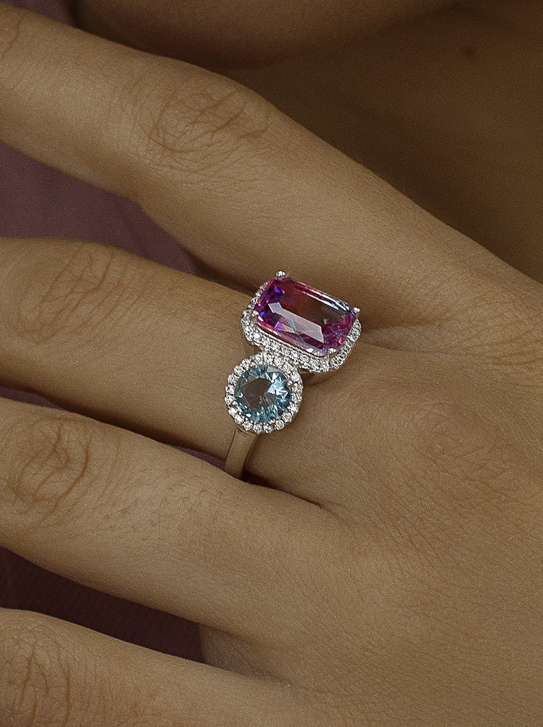 Anillos con piedras de colores en tonos azul y rosa