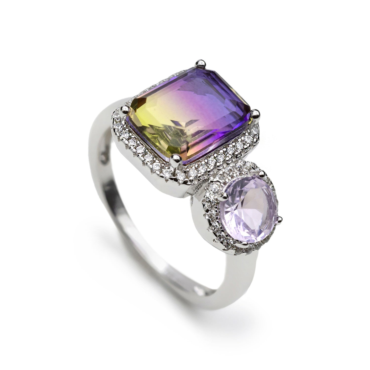 Bagues ornées de pierres aux tons lavande et jaunes