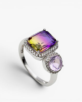 Anillos con piedras en tonos lavanda y amarillo