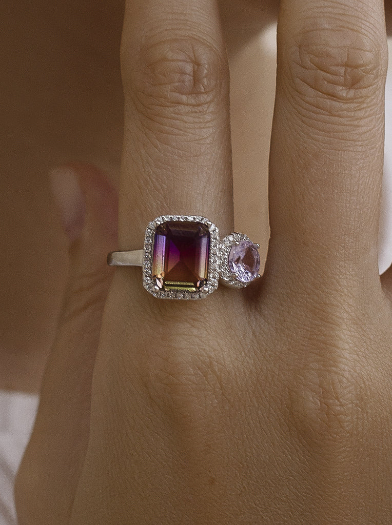 Anillos con piedras en tonos lavanda y amarillo