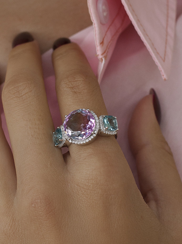 Anillos con piedras de colores en tonos azul y fucsia