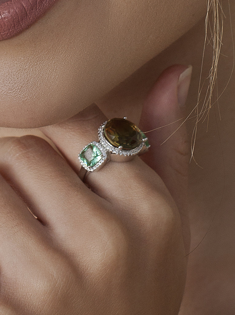 Rings with stones in tones Green and orange