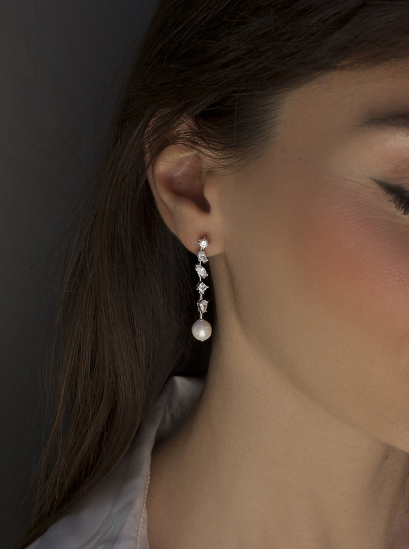 Pendientes novia de plata largos con circonitas irregulares y perla