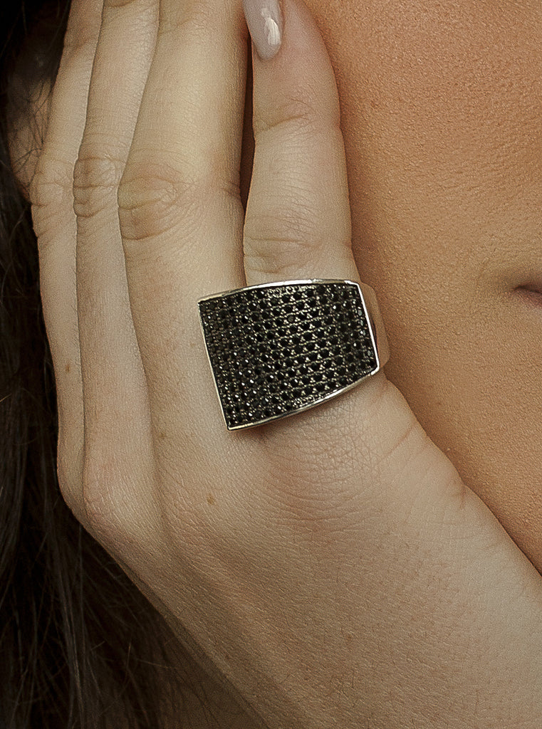 Anillos anchos plata diseño circonitas negras engastadas