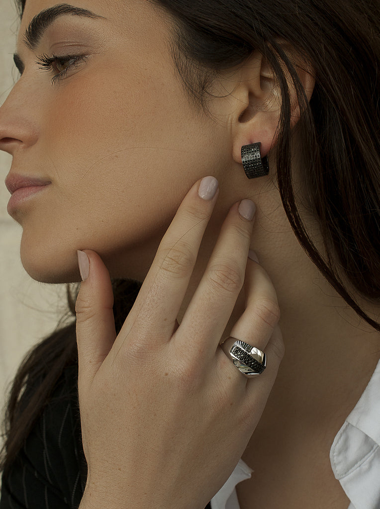 Anillos anchos de plata con carril circonitas negras