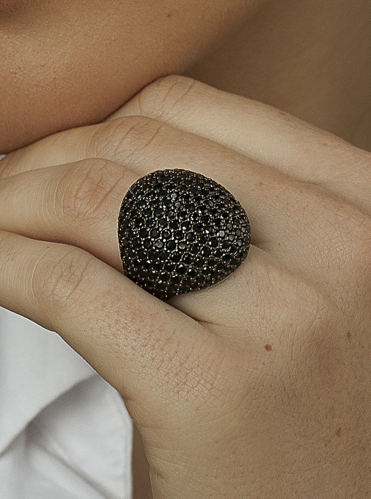 Anillos circonitas en tono negro diseño ovalado