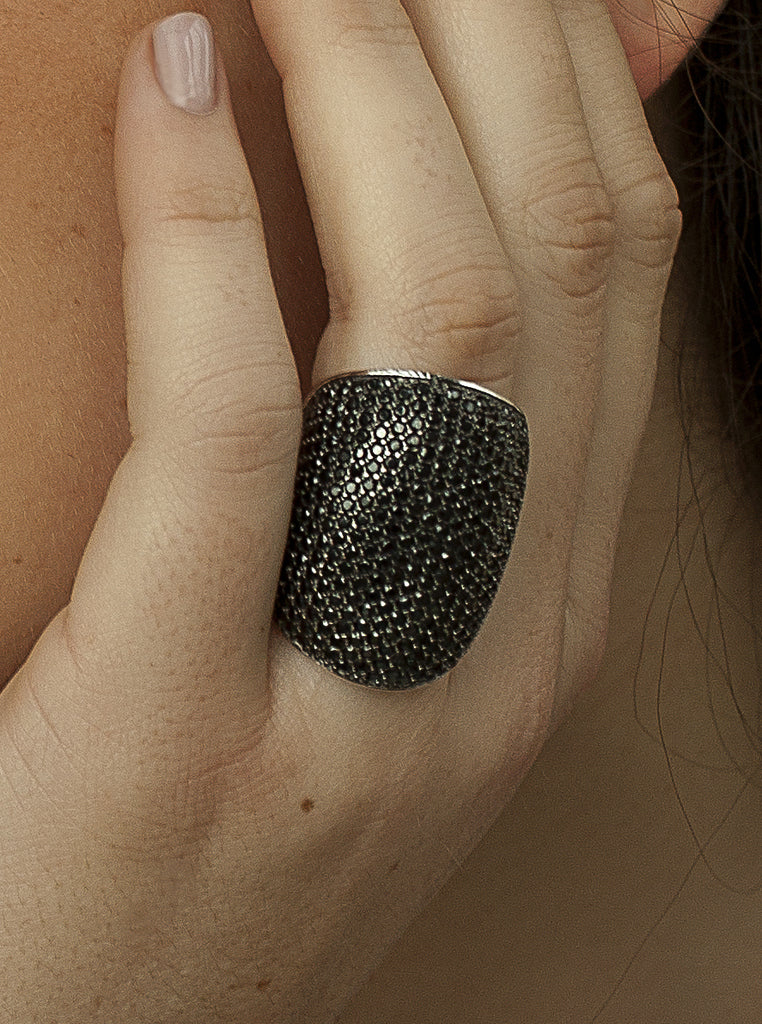 Anillos grandes de plata diseño circonitas negras