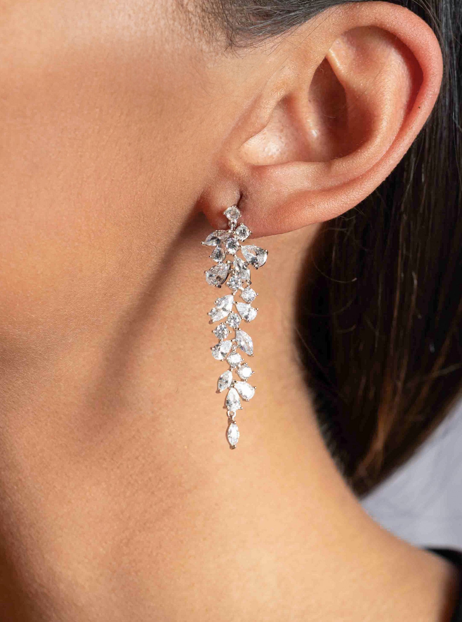 Longues boucles d'oreilles de mariée en argent à motif floral