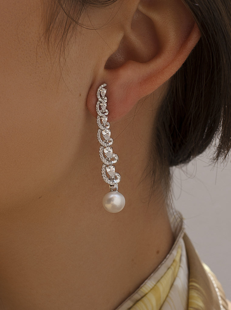 Pendientes largos de plata de ley con perla y circonitas blancas