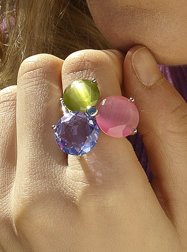 Anillo de plata con tres piedras multicolor