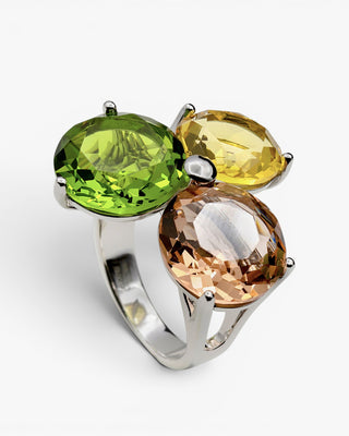 Anillo de plata con tres piedras en tonos tierra