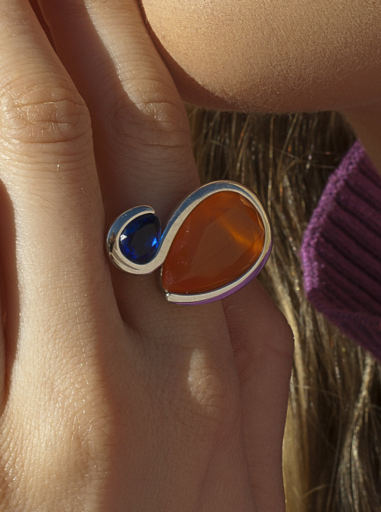 Anillo de plata con piedras ámbar y azul