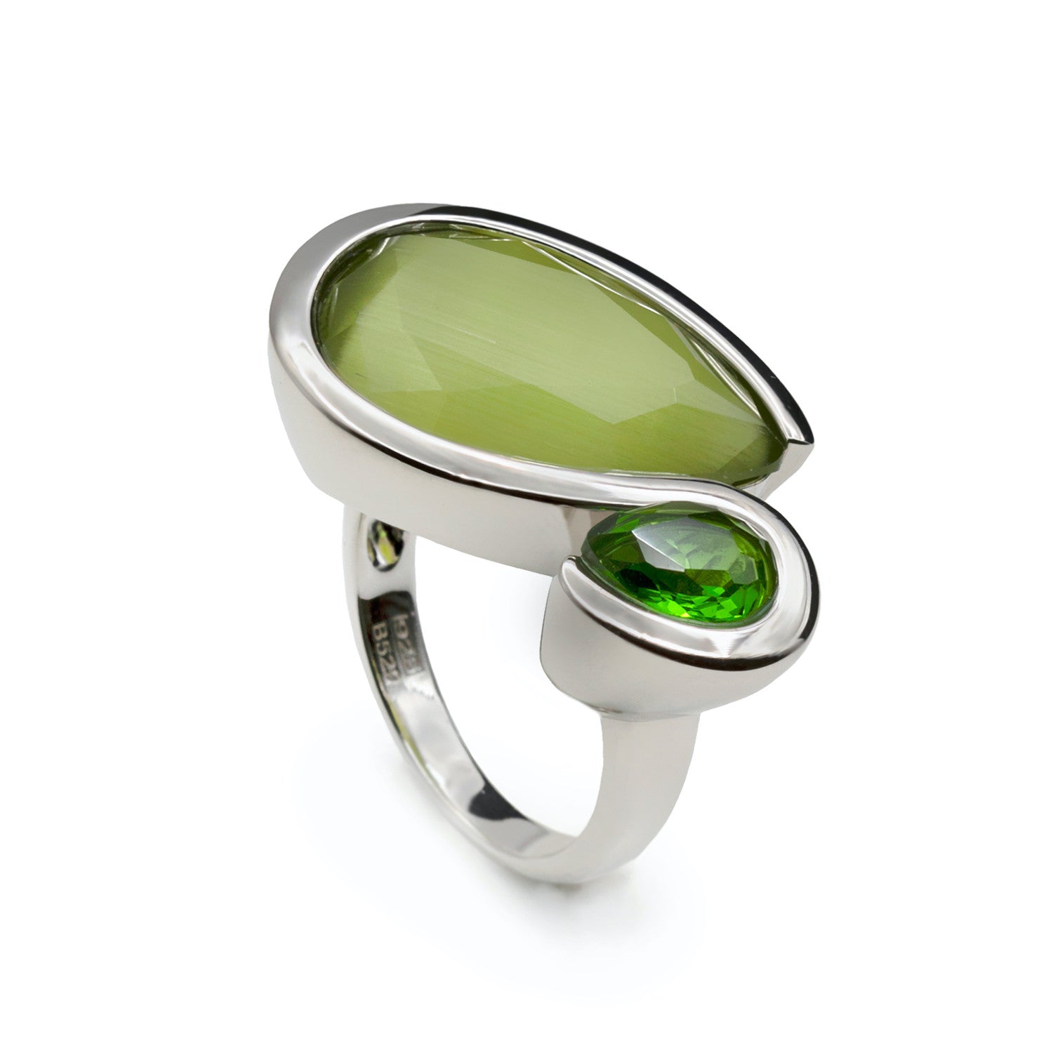 anillo de plata con piedras verdes en diseño moderno