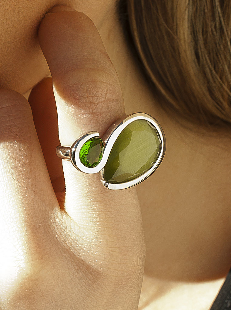 anillo de plata con piedras verdes en diseño moderno