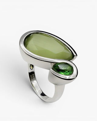 anillo de plata con piedras verdes en diseño moderno