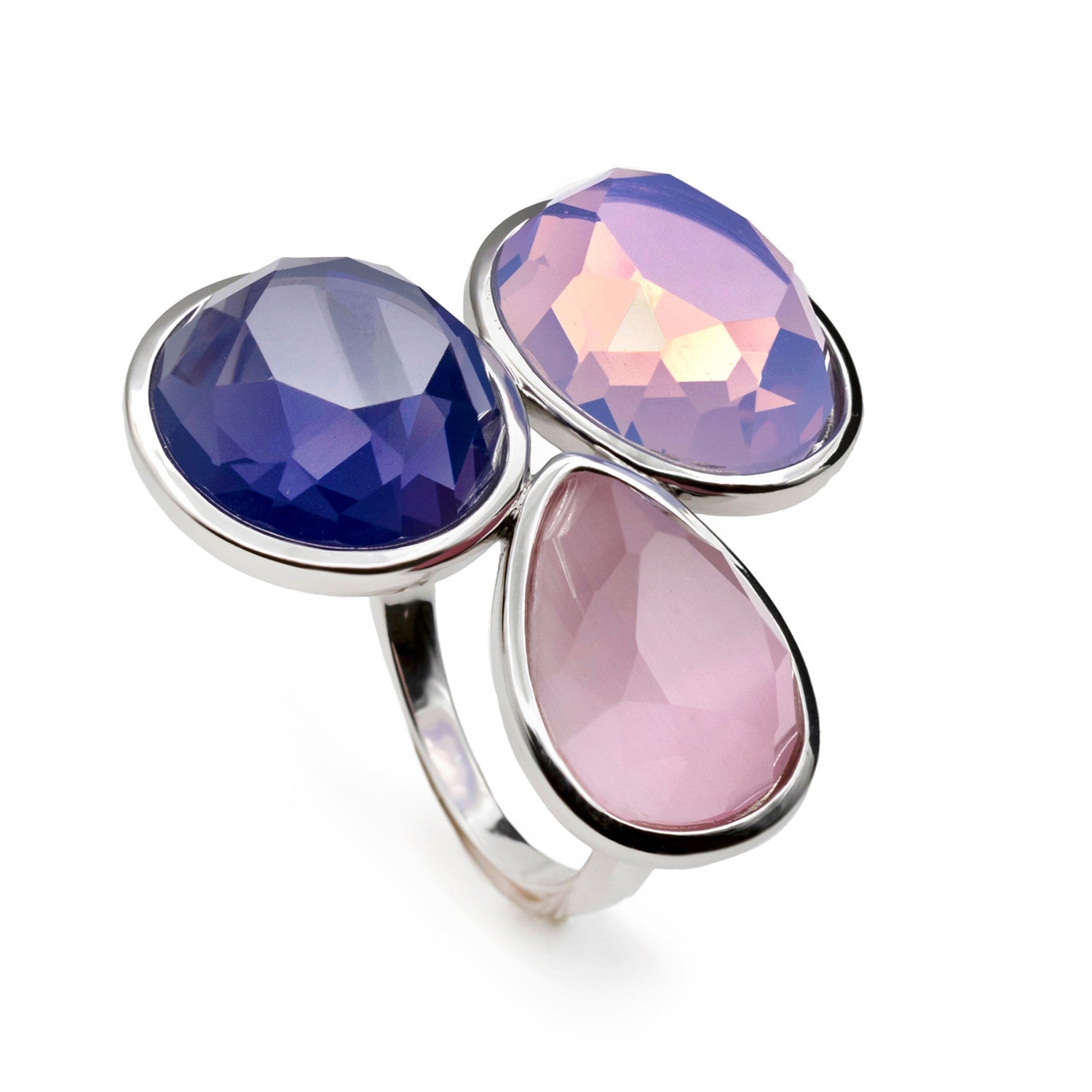 Anillo de plata con tres piedras facetadas en tonos violetas y rosa