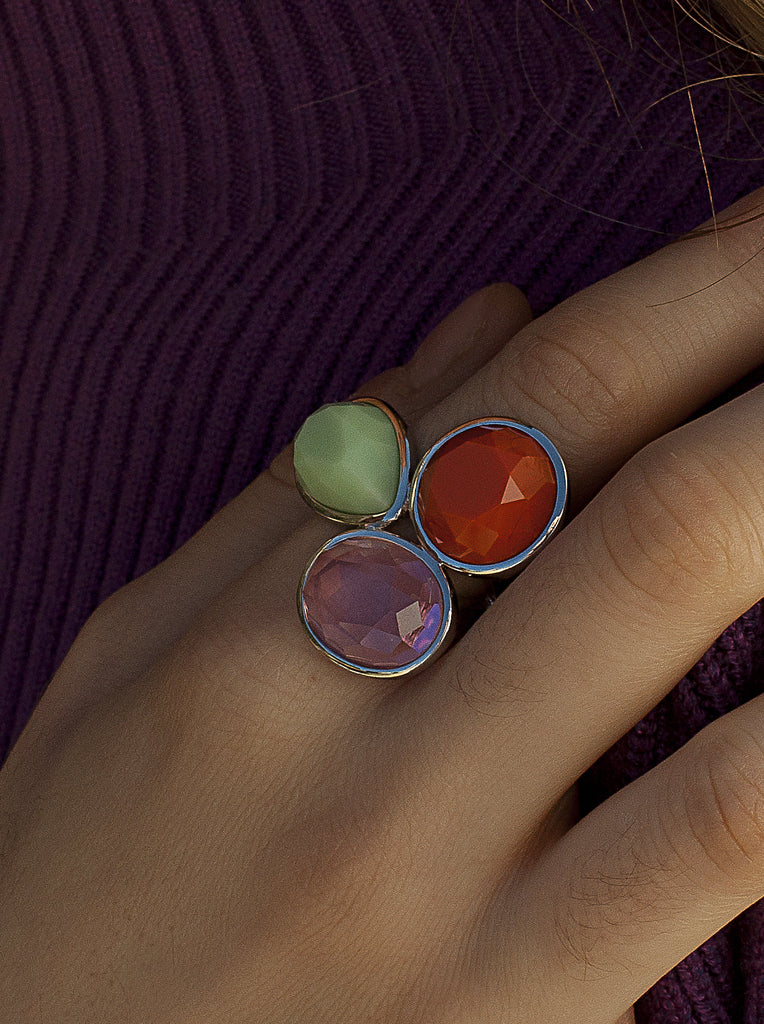 Anillo de plata con tres piedras en tonos vibrantes