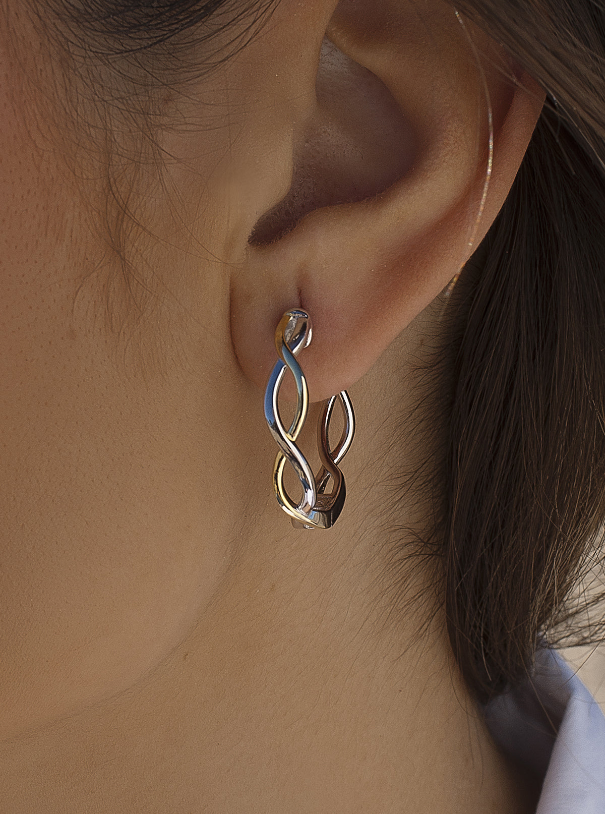 Boucles d'oreilles créole bicolore design entrelacé