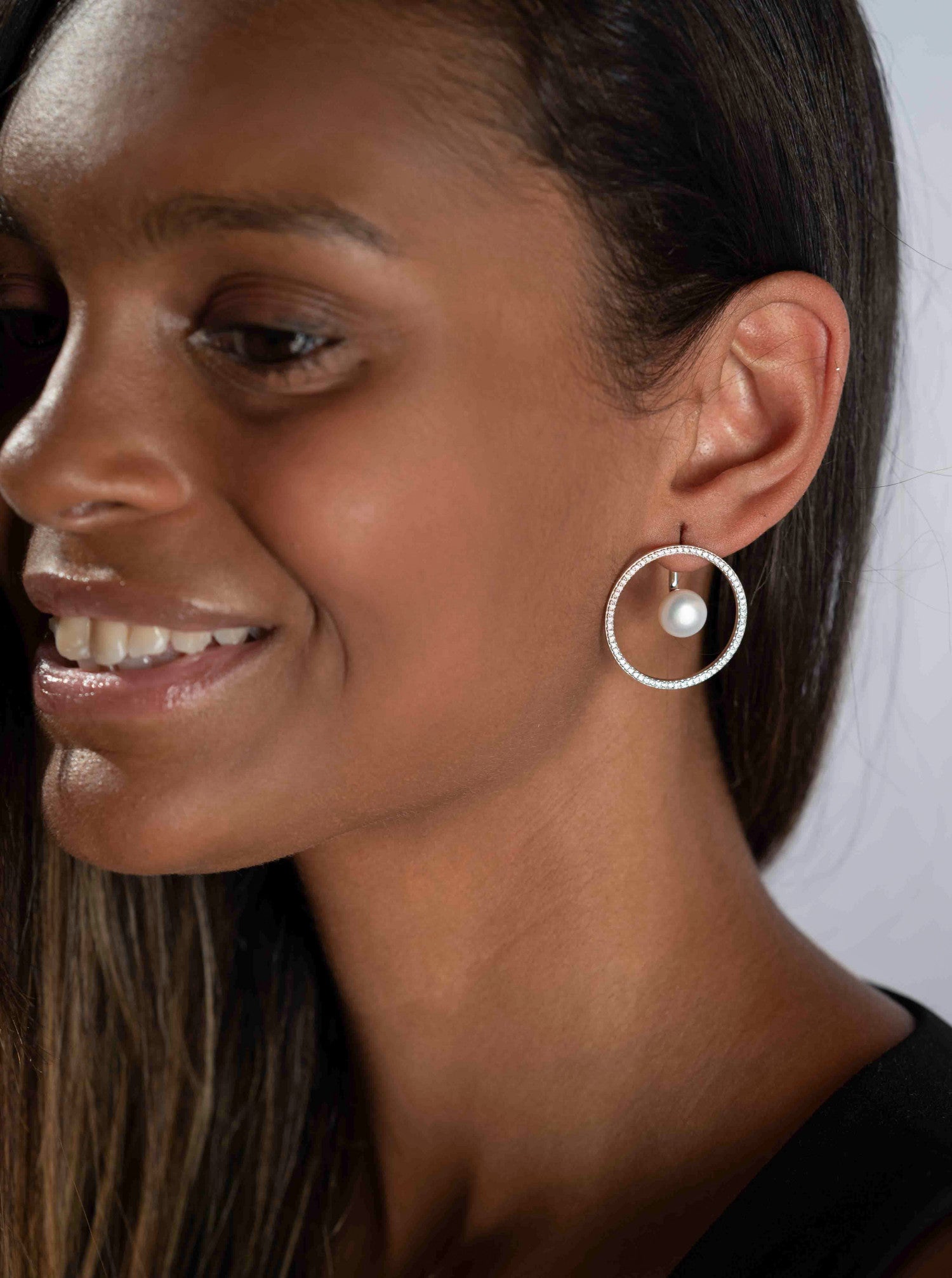 Pendientes perla central diseño circular con circonitas