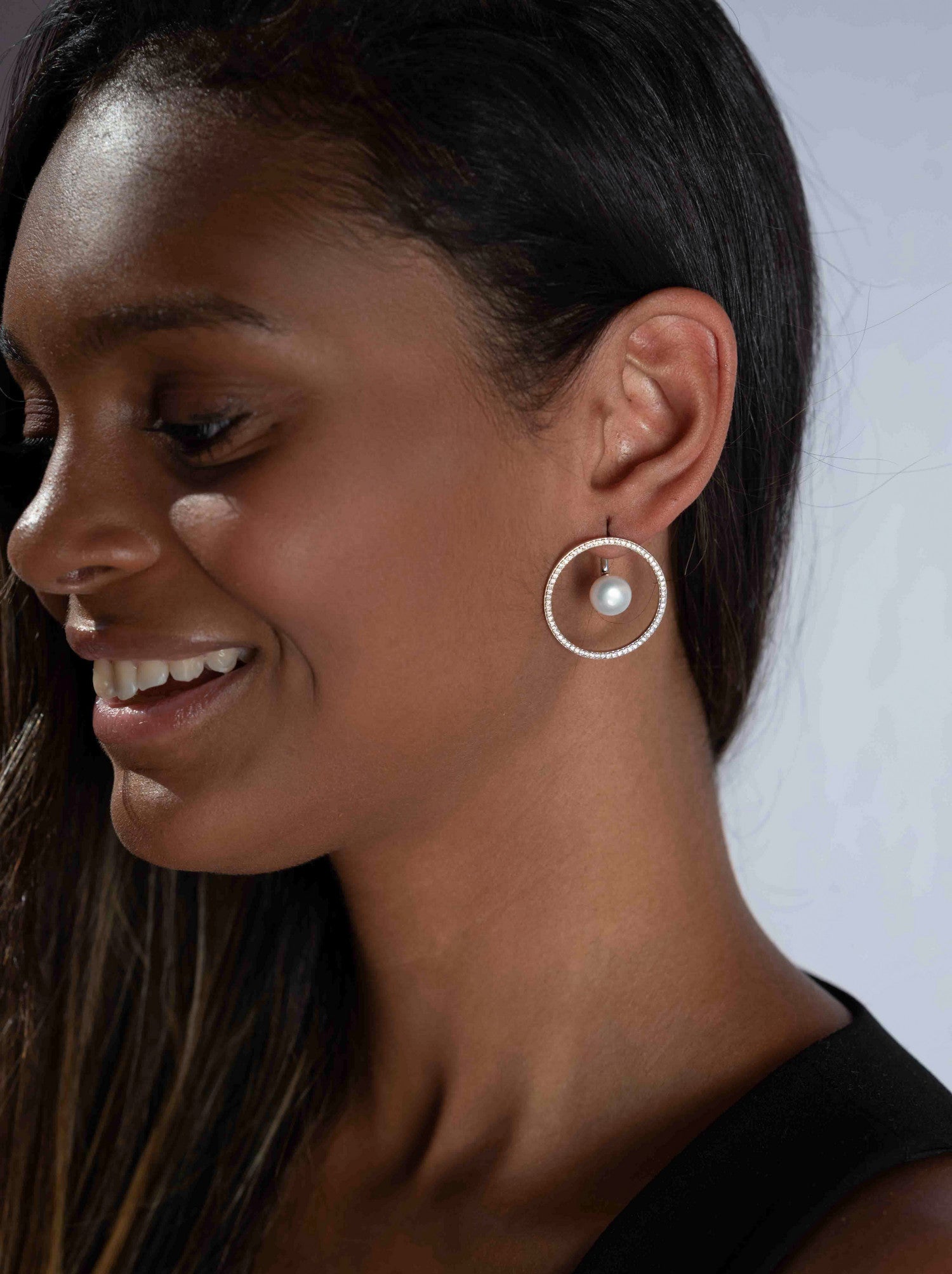 Pendientes perla central diseño circular con circonitas