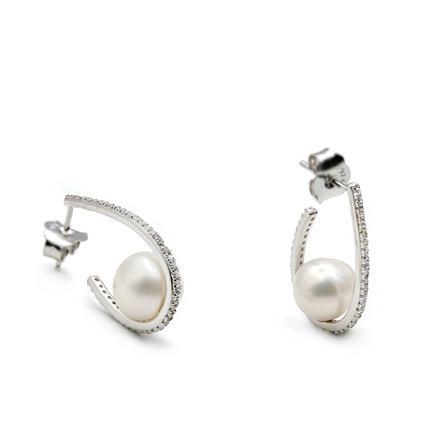 Boucles d'oreilles perles dde argent avec design ouvert elegante