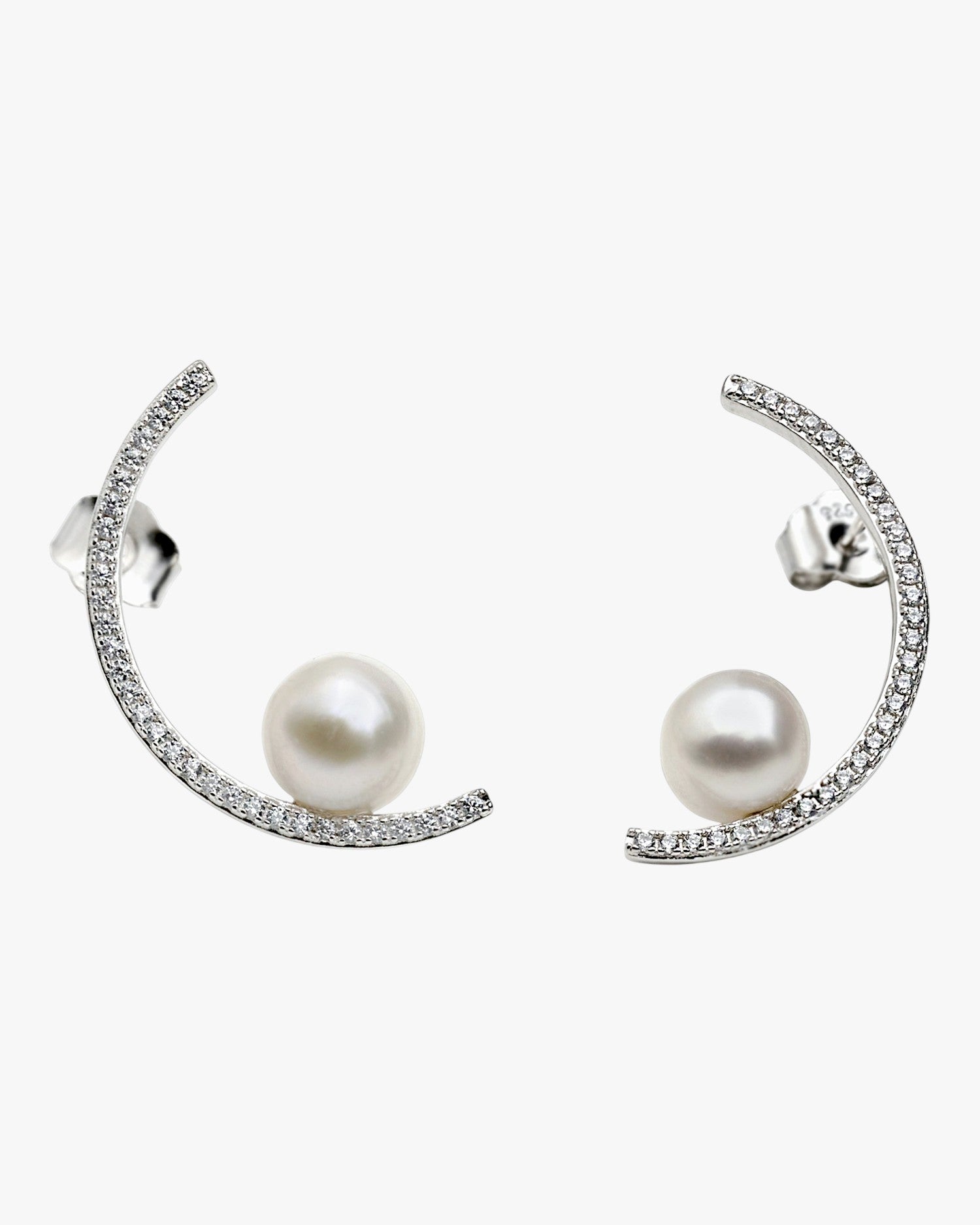 Pendientes perlas diseño semicircular con circonitas