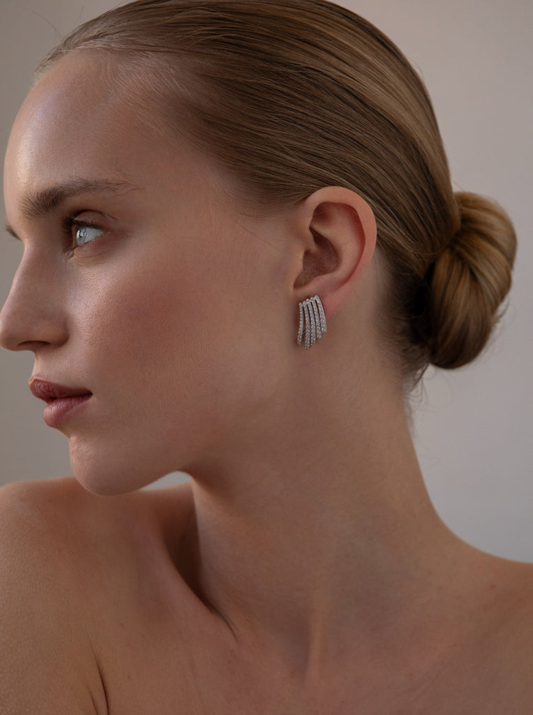 Pendientes originales de diseño curvo con circonitas