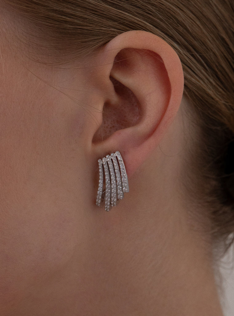 Boucles d'oreilles originales incurvées avec zircone cubique