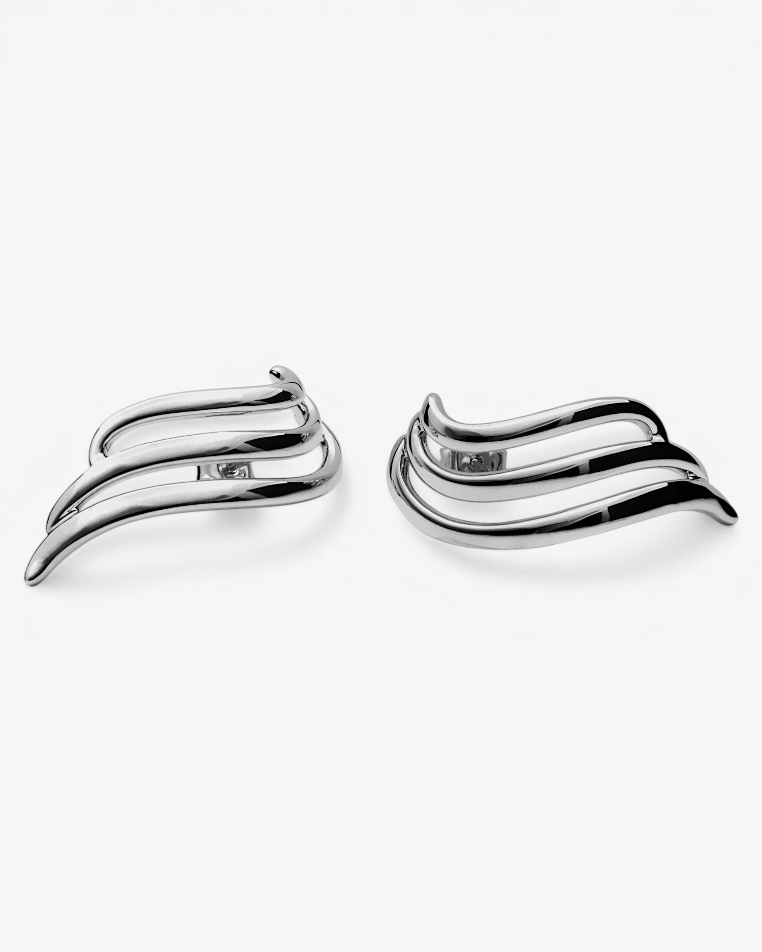 Pendientes originales en plata con un diseño fluido